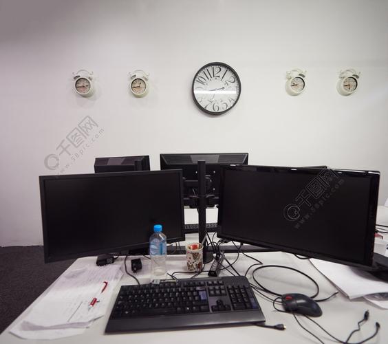 现代办公室中使用双显示器屏幕和膝上型计算机启动公司的软件开发技术